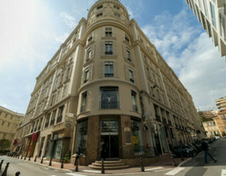 IDEAL LOCATION FOR THIS CENTRAL STUDIO WITH MEZZANINE