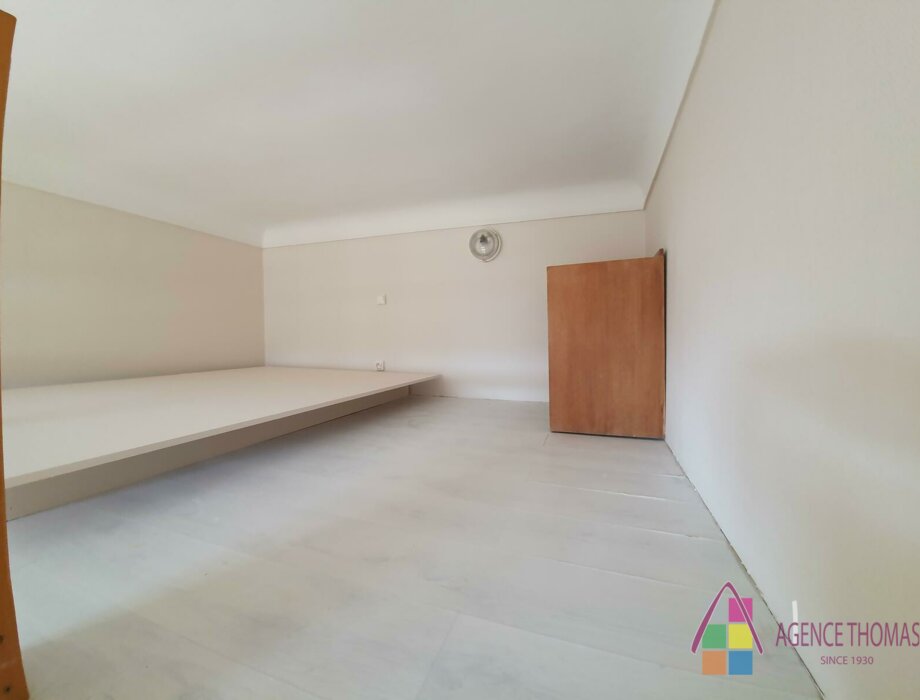 IDEAL LOCATION FOR THIS CENTRAL STUDIO WITH MEZZANINE