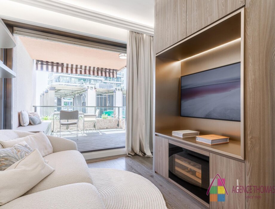 MAGNIFICENT STUDIO ORGANIZED LIKE ONE-BEDROOM APARTMENT
