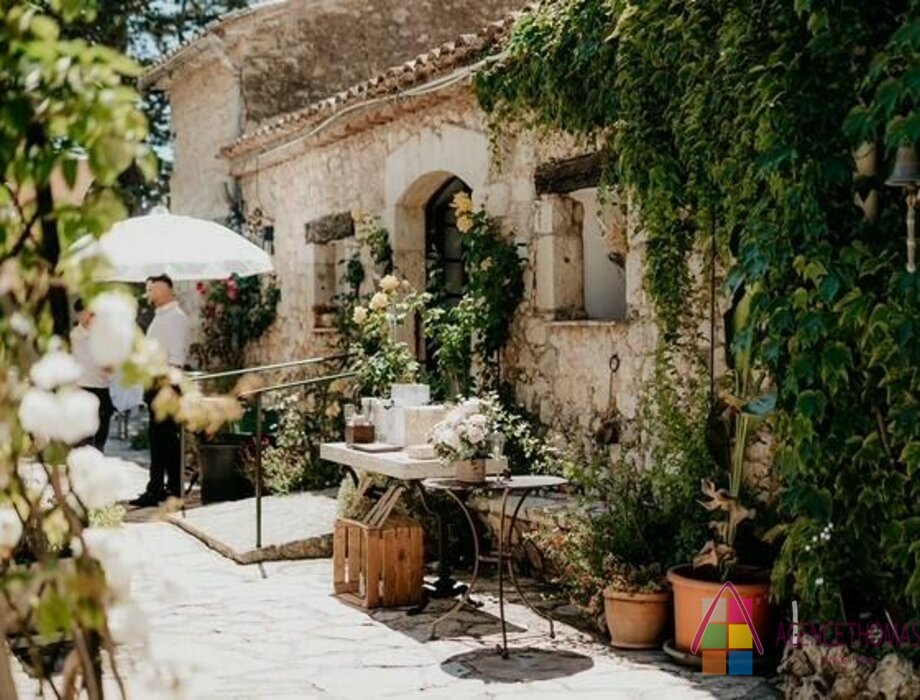 CHARMING HOTEL RESTAURANT IN PROVENCE