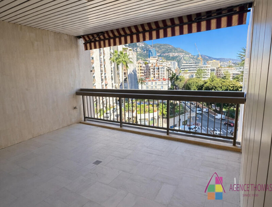 FOR SALE – LE PARK PALACE - SPACIOUS 1 BEDROOM APARTMENT TO RENOVATE