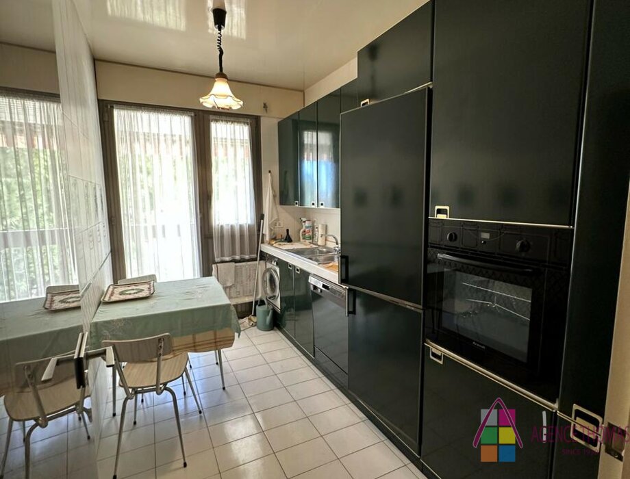 FOR SALE – LE PARK PALACE - SPACIOUS 1 BEDROOM APARTMENT TO RENOVATE