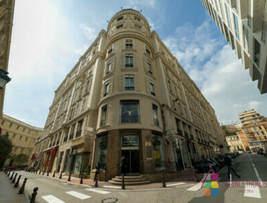 IDEAL LOCATION FOR THIS CENTRAL STUDIO WITH MEZZANINE