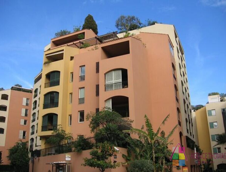 BRIGHT COMMERCIAL PREMISES WITH WINDOW